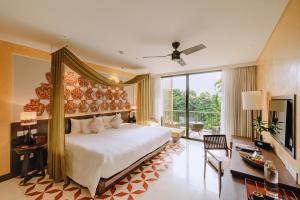 富国Salinda Resort Phu Quoc - Sparkling Wine Breakfast的一间卧室设有一张大床和一个大窗户