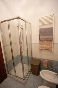 利沃诺Casa Dafne的带淋浴、卫生间和盥洗盆的浴室