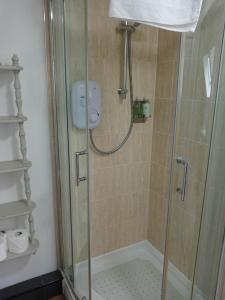 伦丁林克斯Lovely Wee House in Lundin Links perfect beaches的浴室里设有玻璃门淋浴