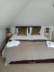 伦丁林克斯Lovely Wee House in Lundin Links perfect beaches的一间卧室配有一张大床和毛巾