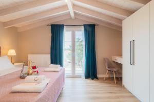 罗达Melena Premium Suites的一间卧室设有两张床和窗户。
