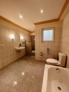 吕贝克约瑟芬公寓的带浴缸、卫生间和盥洗盆的浴室