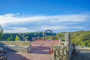 克拉格斯Rainforest Ridge Eco Resort的从山顶上欣赏美景