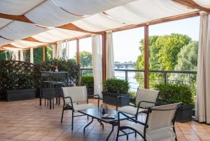 蒙卡列里达斯娜最佳品质酒店的庭院配有桌椅和窗户。