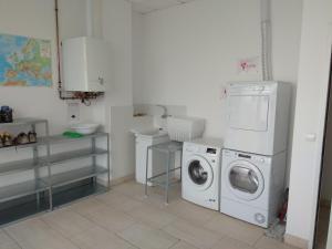 莱昂入住莱昂旅舍的洗衣房配有洗衣机和洗衣机