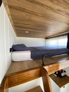 博阿齐奇Lavira Tiny House Village的一间小卧室,位于一个小房子里,配有床