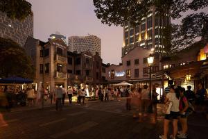 上海上海浦西万怡酒店的一群人晚上在城市街道上散步