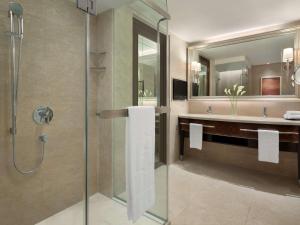 吉隆坡Shangri-La Kuala Lumpur的带淋浴和盥洗盆的浴室