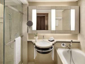 吉隆坡Shangri-La Kuala Lumpur的一间带水槽、浴缸和镜子的浴室