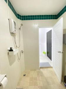 卡塔海滩Shaka Guest House的带淋浴、卫生间和盥洗盆的浴室