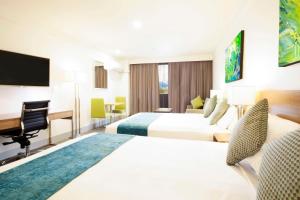 悉尼悉尼美罗阿斯皮尔酒店的酒店客房配有两张床和一张书桌