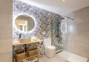 瓦伦西亚FLORIT FLATS - The Green Apartments的一间带卫生间、水槽和镜子的浴室