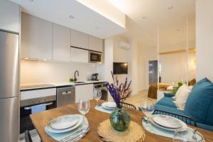 瓦伦西亚FLORIT FLATS - The Green Apartments的厨房以及带桌椅的起居室。