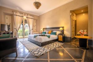 马拉喀什Janat Al Atlas Resort & Spa的一间卧室设有一张床和一间客厅。