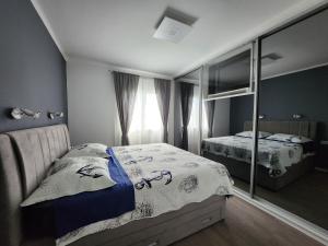 卡斯特尔·斯塔费力克Airport Split的一间卧室配有一张床和镜子
