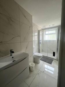 利物浦Modern 4 Bed - 10 mins to centre的白色的浴室设有水槽和卫生间。