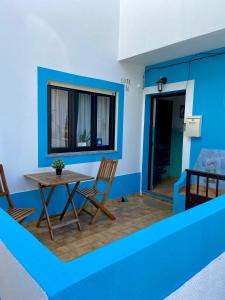 米尔芳提斯城Pirata hostel Milfontes的客房设有桌椅和窗户。