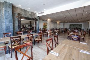 普拉亚布兰卡凯海滩太阳酒店的用餐室配有木桌和椅子