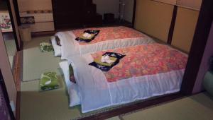 富田林泊屋女性酒店的一间玩具卧室,房间内设有两张床