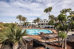 普拉亚布兰卡凯海滩太阳酒店的享有度假村游泳池的景致。