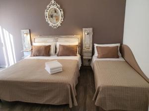 贝拉里亚-伊贾马里纳埃塞德拉别墅酒店的卧室内两张并排的床