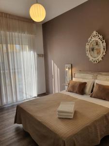 贝拉里亚-伊贾马里纳埃塞德拉别墅酒店的一间卧室设有一张大床和大窗户