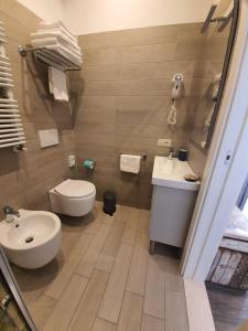 贝拉里亚-伊贾马里纳埃塞德拉别墅酒店的一间带卫生间和水槽的浴室