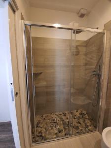 贝拉里亚-伊贾马里纳埃塞德拉别墅酒店的浴室里设有玻璃门淋浴