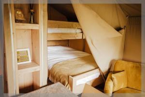 拉尼德洛伊斯Ty Llewelyn Glamping & Camping的一间卧室配有双层床