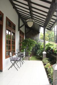雅加达托芒住宿加早餐旅馆的一个带桌椅的庭院和木制天花板