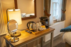 惠特比Duke of York的酒店客房设有一张带镜子的桌子
