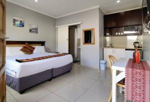 巴利托巴利托背包客旅舍的酒店客房设有一张床铺、一张桌子和一间厨房。