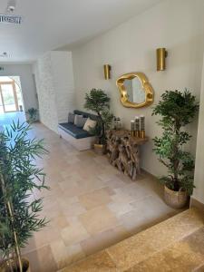 科里夏KEA BLISS的一间拥有盆栽植物和镜子的客厅