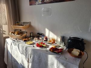 施皮格劳MorNight的一张桌子,上面有食物和水果篮