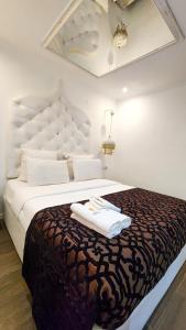 马普托Villa das Arábias Boutique Hotel的一间卧室配有一张大床和两条毛巾