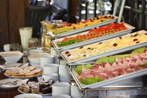 新博尔博尔诺维莫里斯公园酒店的包含多种不同食物的自助餐