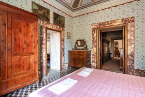 佩夏La casa di Ida的一间卧室配有一张带粉红色床罩的床