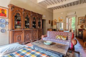佩夏La casa di Ida的客厅配有沙发和桌子