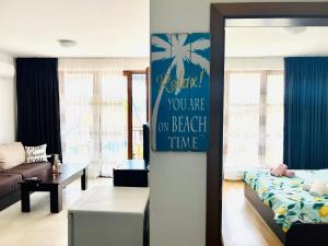 圣弗拉斯Apartment Marina beach k-s Triumph的客厅里有一个标牌,上面写着你在海滩上的时间