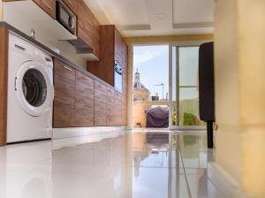 拉巴特Casa Deguara townhouse Rabat Malta的洗衣房配有洗衣机和烘干机