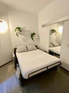 蒙特卡罗Central and Convenient Studio in Monaco的一间医院房间,配有一张床和两面镜子