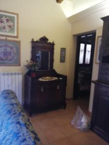 特雷维Casa Vacanze Torretta的一间卧室配有一张床、梳妆台和镜子