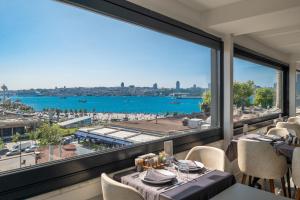 伊斯坦布尔Askadar May Otel的享有水景的用餐室