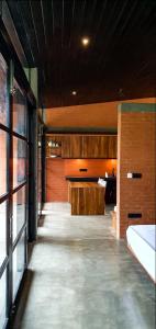 乌纳瓦图纳Avera Hills Villas Unawatuna的一间空房间,配有桌子和厨房