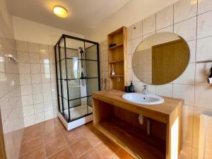 惠拉盖尔济Matkráin Apartments的一间带水槽和镜子的浴室