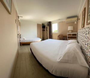 莫吉奥Contact Hotel LE SUD Montpellier Aéroport Parc Expo Arena的卧室设有一张白色大床和一扇窗户。