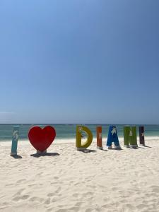迪亚尼海滩Diamonds Leisure Beach & Golf Resort的海滩上带有红色心的标志