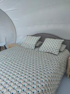 BrenguesCélé Bulles Étoilées的床上有2个枕头