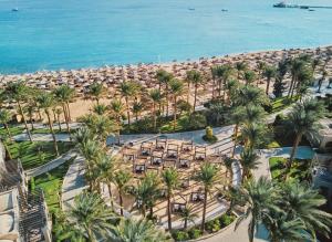 赫尔格达伊贝罗泰尔马卡迪海滩酒店的享有棕榈树和遮阳伞海滩的空中景致