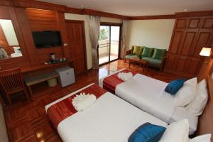 华欣华欣高尔夫别墅酒店的大房间设有两张床和电视